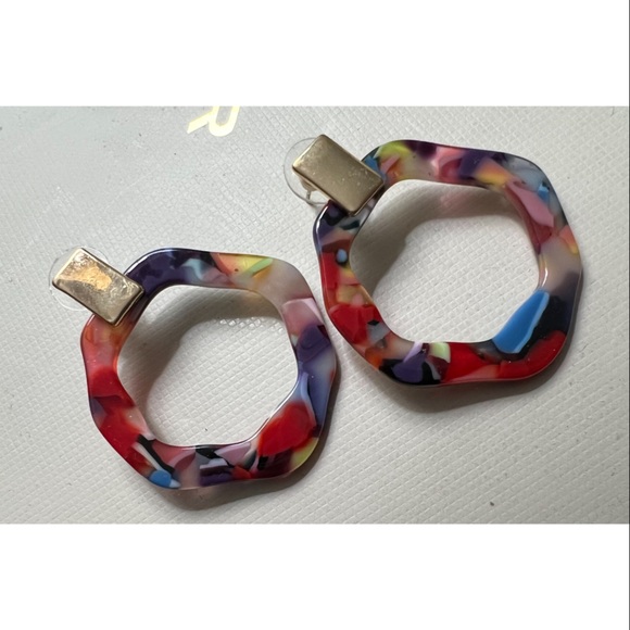 Acetate multicolor drop hoop earrings - Picture 2 of 3